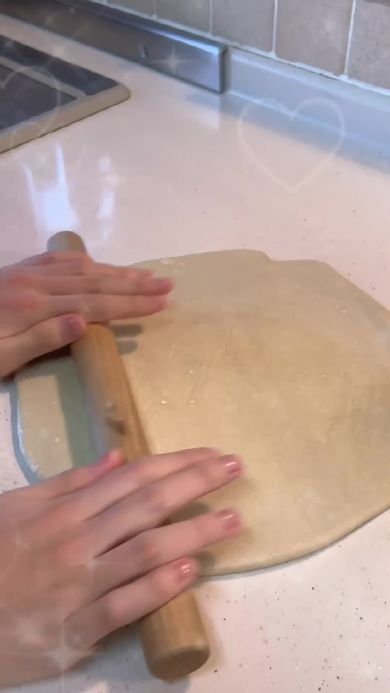 踏んだ麺を伸ばす男子高校生