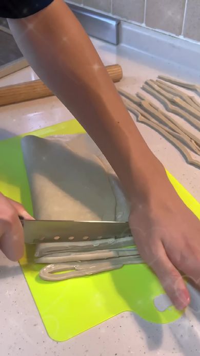 麺を切り出していく男子高校生