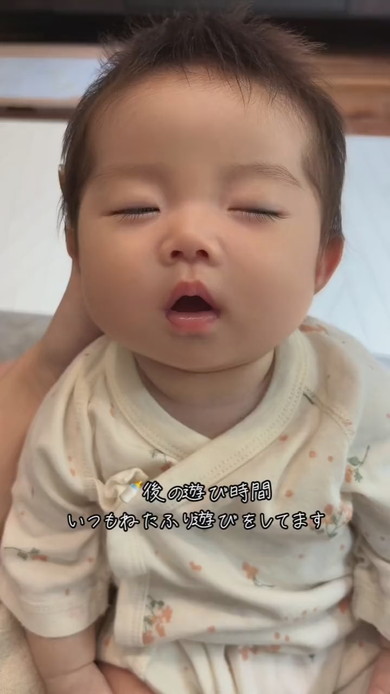 まどろむ赤ちゃん