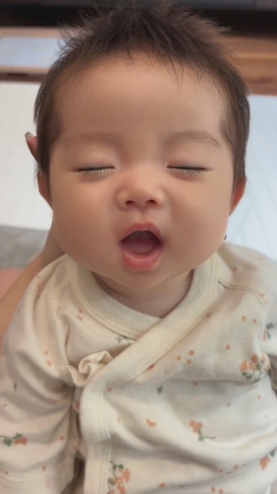 まどろむ赤ちゃん