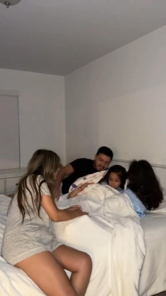 双子の姉妹を起こす両親