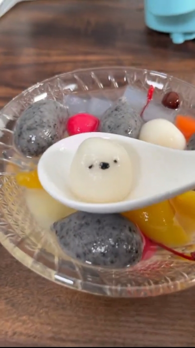 シマエナガとアザラシの白玉だんごをフルーツみつ豆に