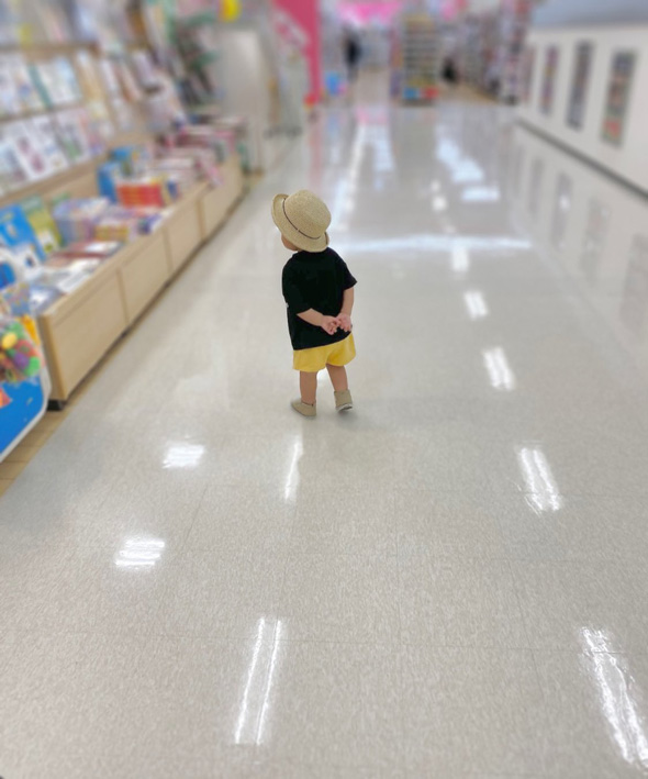 いつも年老いてしまう 息子 1歳 80年後 お年寄り 腰に手を当てる ポーズ