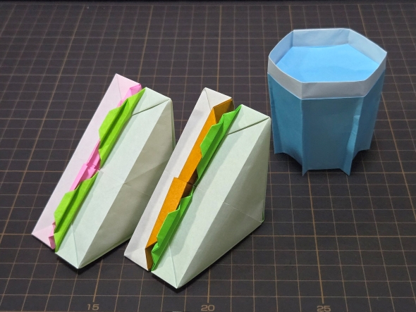 折り紙サンドイッチと水