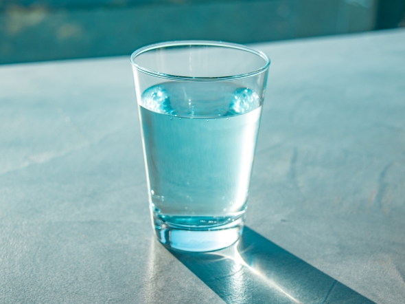 折り紙サンドイッチと水