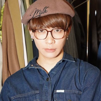 パンを買いに行くためメイクを施し着替える直前の丸刈り頭の男性