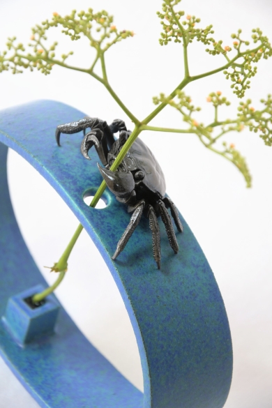 カニをモチーフにした一輪挿し