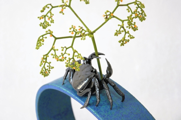 カニをモチーフにした一輪挿し