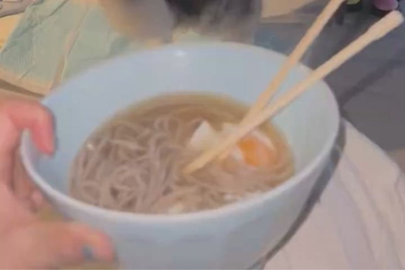 どんぶりを持っている飼い主さん