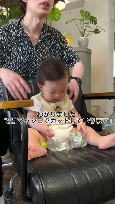 赤ちゃんと“相談”してどんなヘアスタイルにするか決める美容師のパパ
