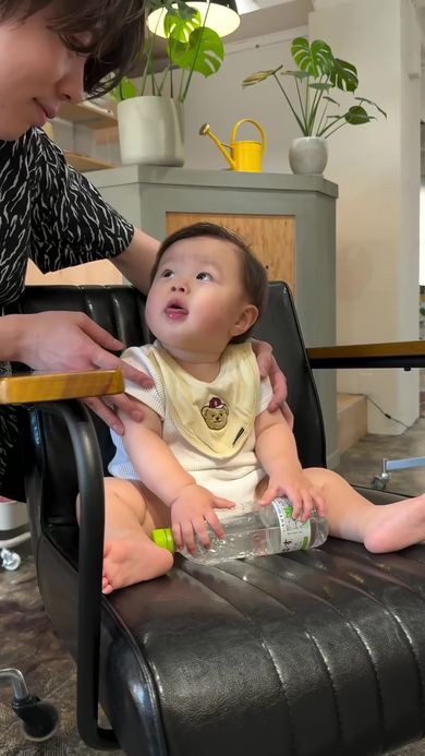 赤ちゃんとアイコンタクトしてから作業に入る美容師のパパ