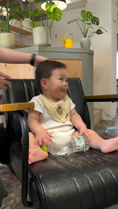 美容師のパパと目が合ってうれしそうな赤ちゃん