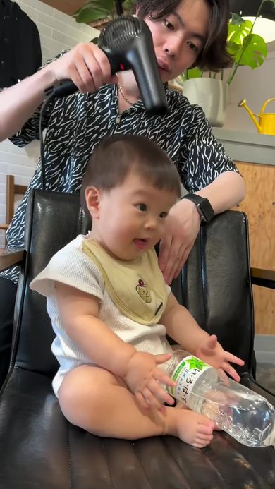 美容師のパパにドライヤーで髪を乾かしてもらう赤ちゃん