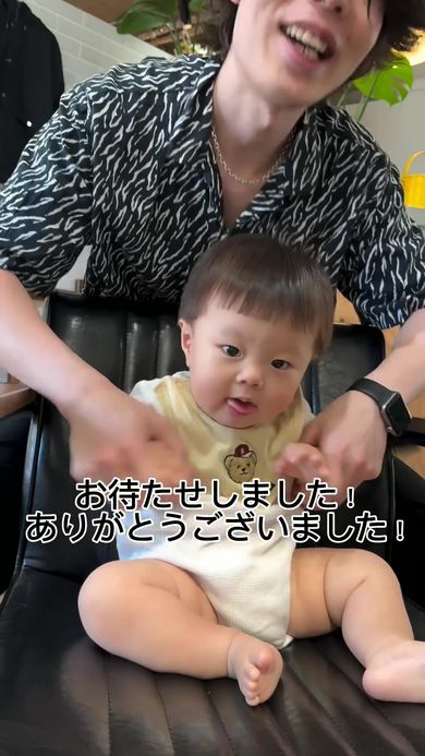 美容師のパパと一緒にあいさつする赤ちゃん