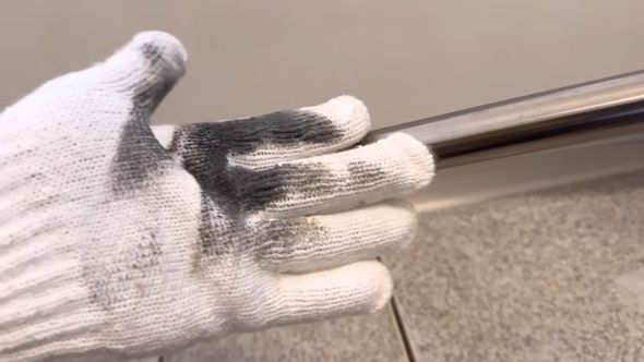 風呂場のパイプをこすったことで真っ黒な汚れが付いた軍手