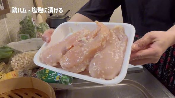 鶏ハムを作るため肉を塩こうじにつけておく