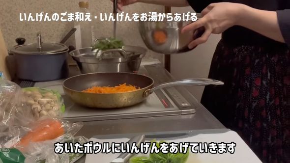 ホウレンソウをゆでていた鍋でインゲンもゆでる