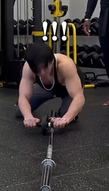 元シルク・ドゥ・ソレイユのパフォーマーが世界一難しい腹筋ローラーに挑戦したら