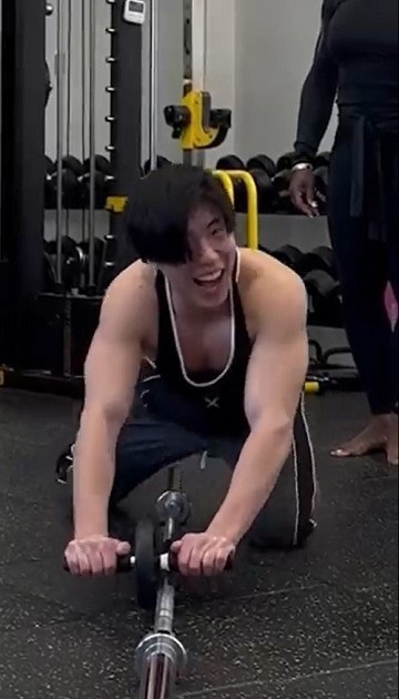 元シルク・ドゥ・ソレイユのパフォーマーが世界一難しい腹筋ローラーに挑戦したら