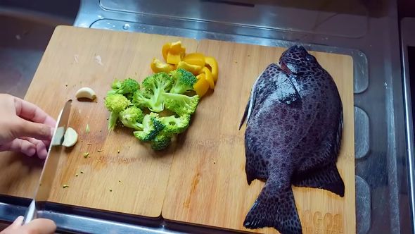 ブロッコリーやパプリカをカットする