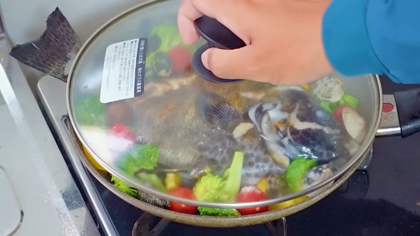 他の食材と一緒にイシガキダイを蒸す