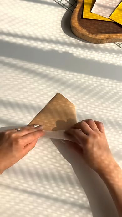 ダイソーのクラフト折り紙を使って4個の直角三角形からなるフォトフレームを作る