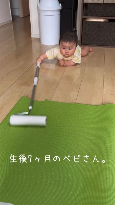 粘着クリーナーで掃除する赤ちゃん