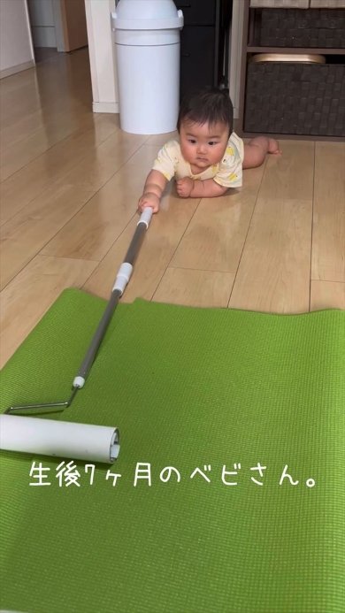 粘着クリーナーで掃除する赤ちゃん