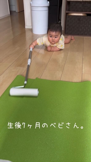 粘着クリーナーで掃除する赤ちゃん