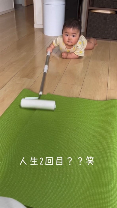 粘着クリーナーで掃除する赤ちゃん