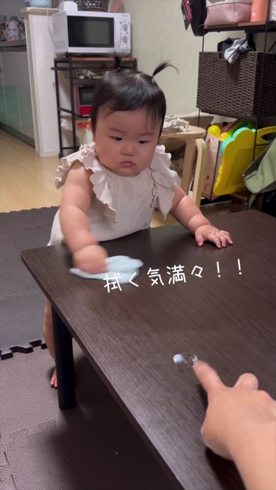 机を拭く赤ちゃん