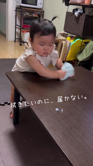 机を拭く赤ちゃん