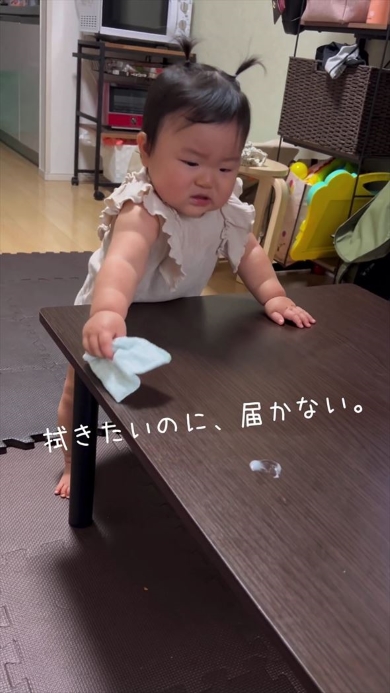 机を拭く赤ちゃん