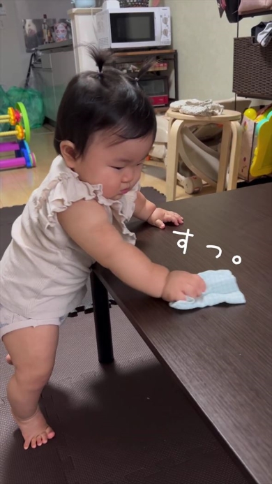 机を拭く赤ちゃん