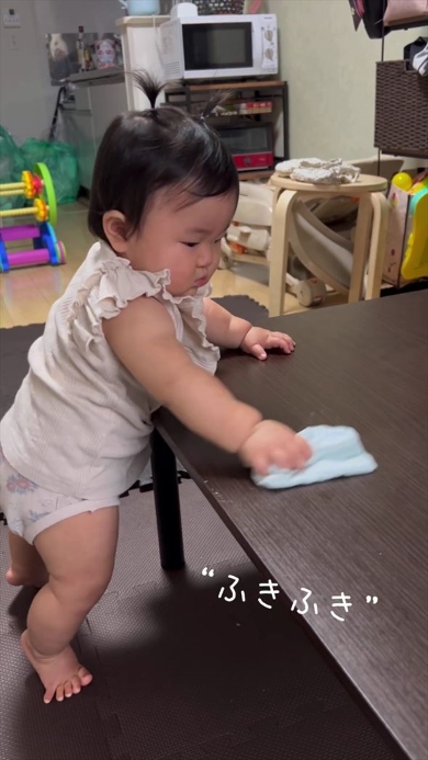机を拭く赤ちゃん