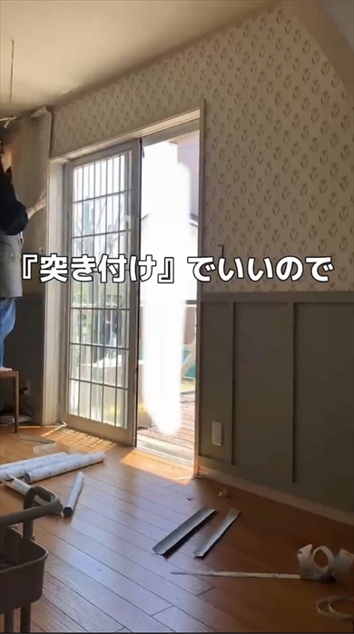 ダイニングが壁紙で外国風キッチンに大変身