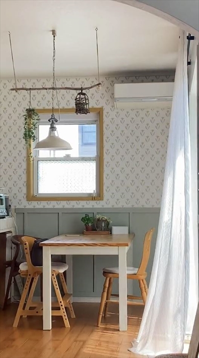 ダイニングが壁紙で外国風キッチンに大変身