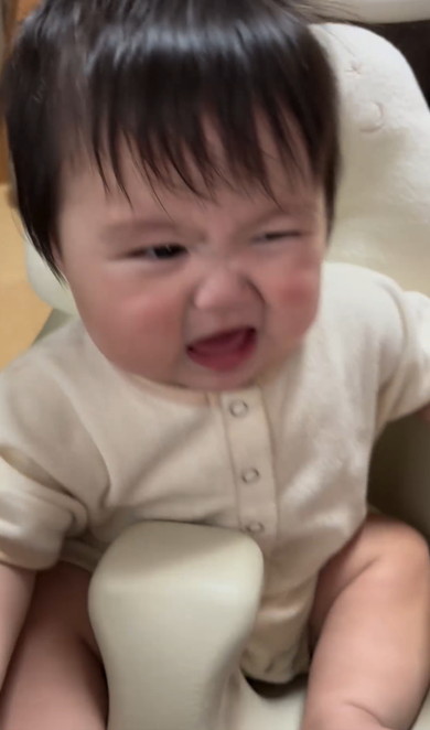 初めて怒って声を出した赤ちゃん