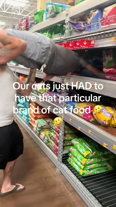同じメーカーのキャットフードしか食べない飼い猫のため商品棚の奥に体を突っ込んで入手する家族