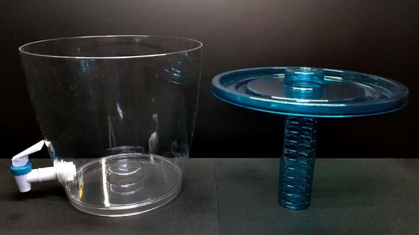 ドリンクサーバーのコックと本体、フタとフルーツポケットをそれぞれ固定する