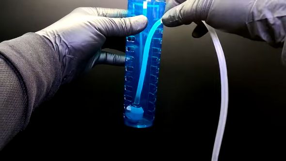 隙間にチューブを差し込んでフルーツポケット内部にエアストーンを配置