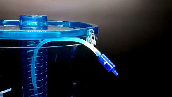 ドリンクサーバー付近でチューブをカットし逆流防止弁をつなぐ