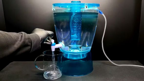 ドリンクサーバーのためコックをひねって下部から排水ができる