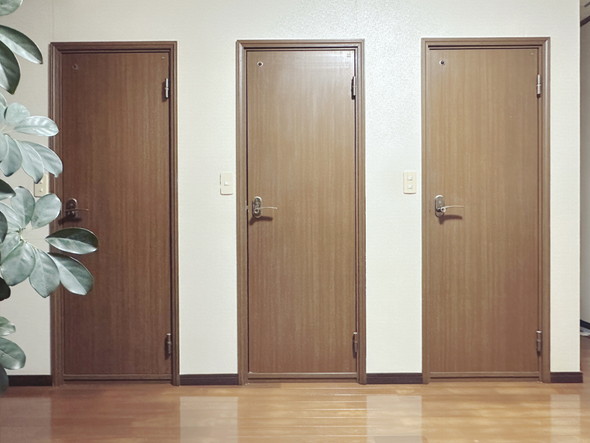 並んでいる3つのトイレドア