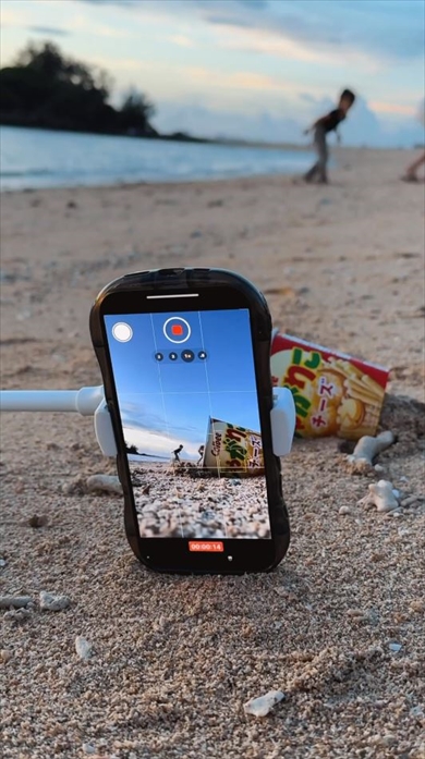 じゃがりこに入っていく人たち