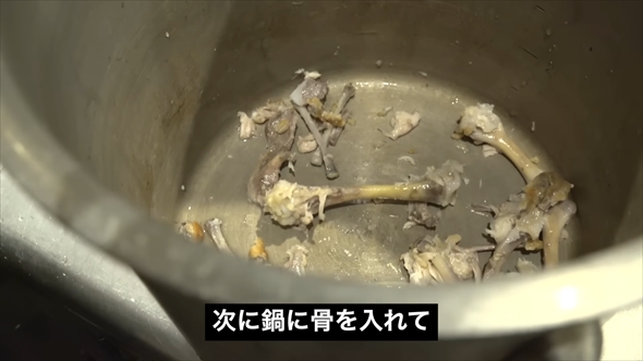 ケンタッキーのオリジナルチキンの骨でラーメンを作る
