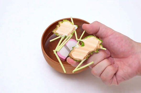 木彫りのお吸い物・三つ葉を取り出したところ