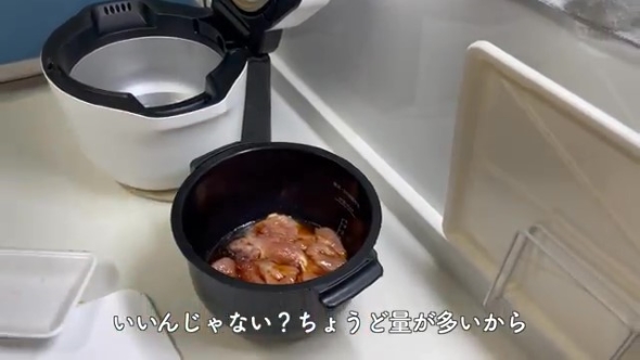 鶏肉を入れた鍋
