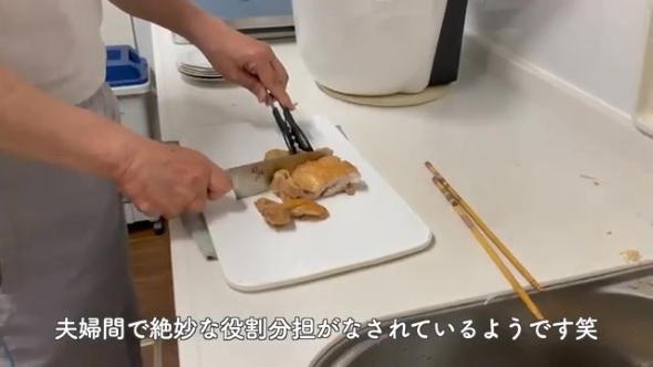 鶏肉を切る男性
