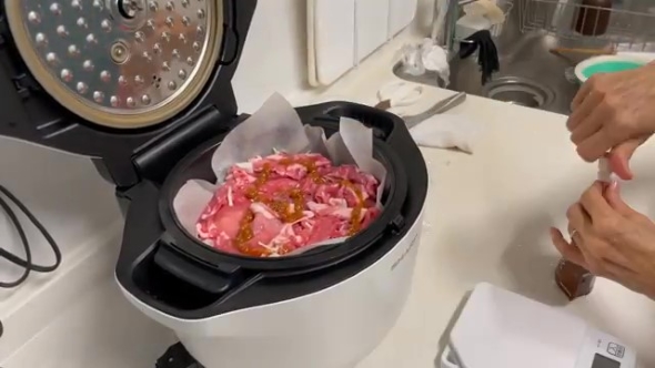 野菜と豚肉が入った鍋